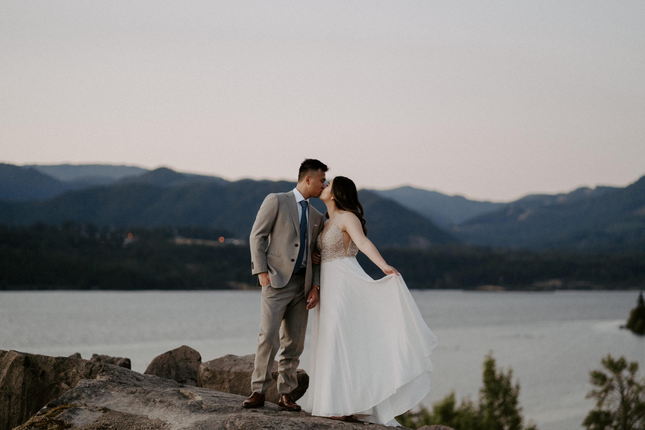 outdoor engagement photos at the gorge