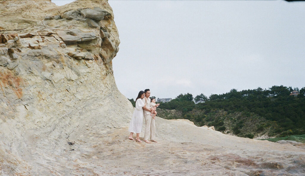 a family photoshoot on the coast of oregon
