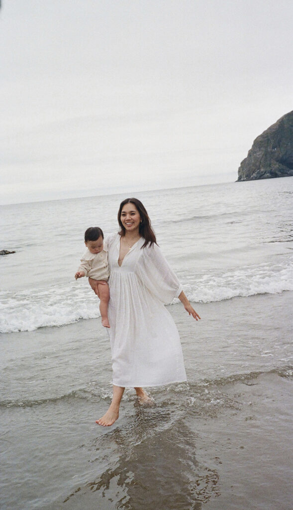 a family photoshoot on the coast of oregon
