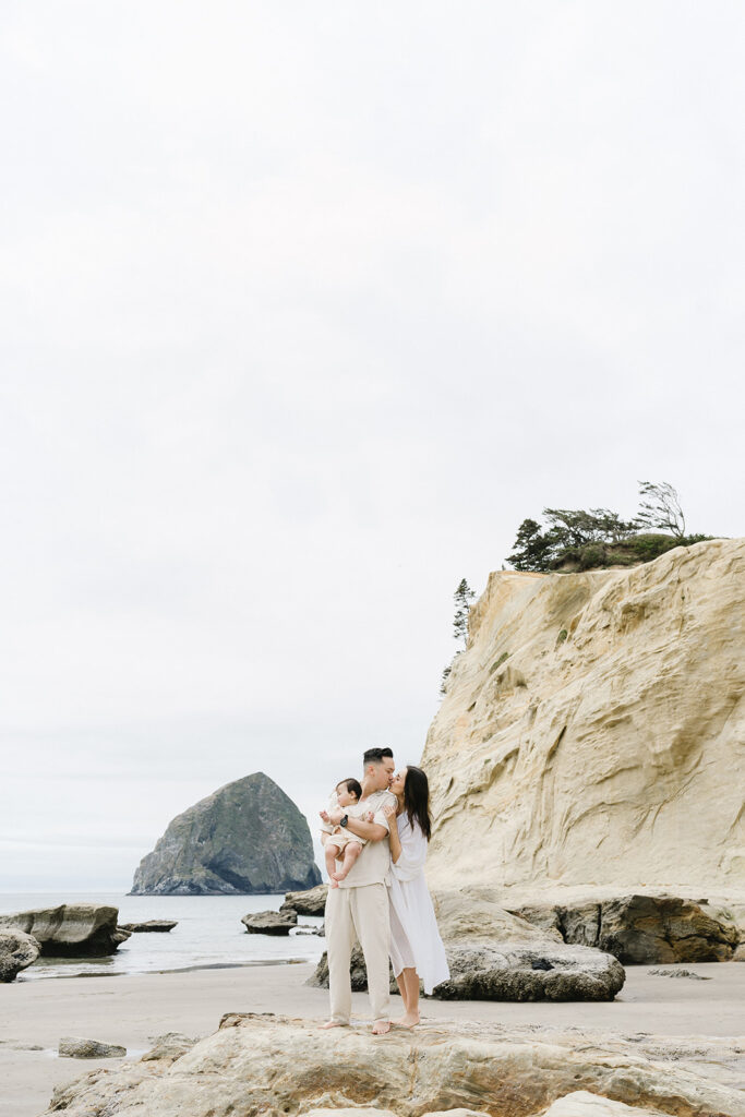 a family photoshoot on the coast of oregon
