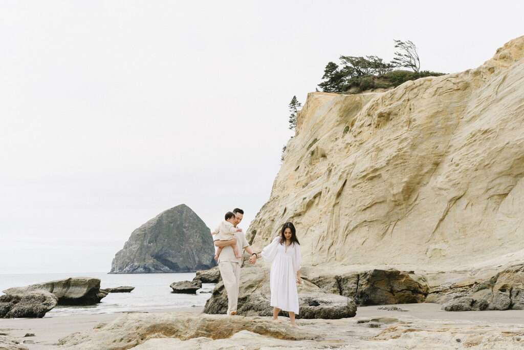 a family photoshoot on the coast of oregon
