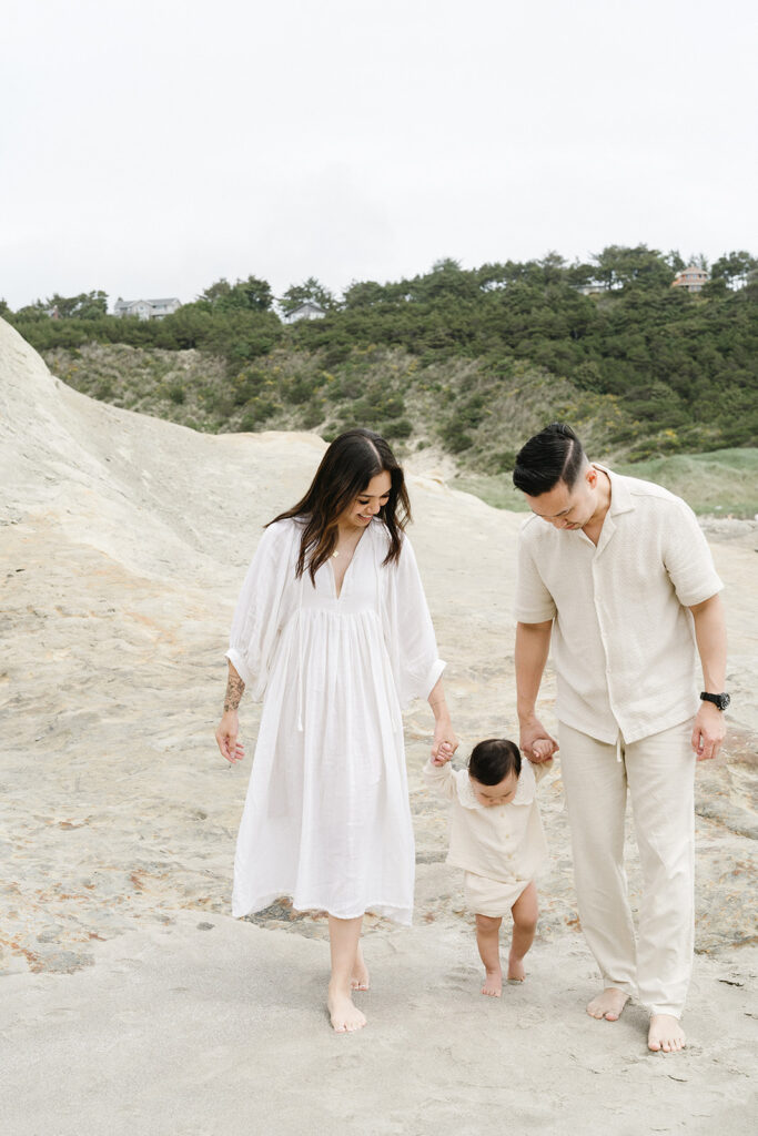 a family photoshoot on the coast of oregon
