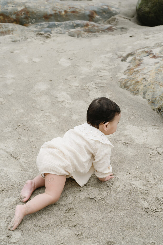 a family photoshoot on the coast of oregon
