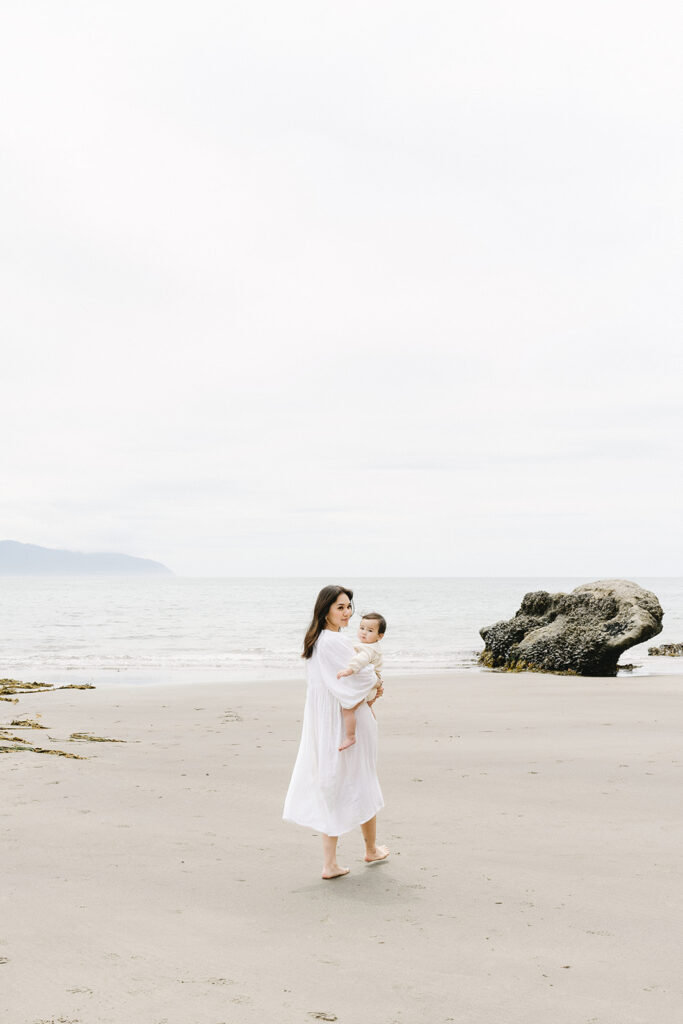 a family photoshoot on the coast of oregon
