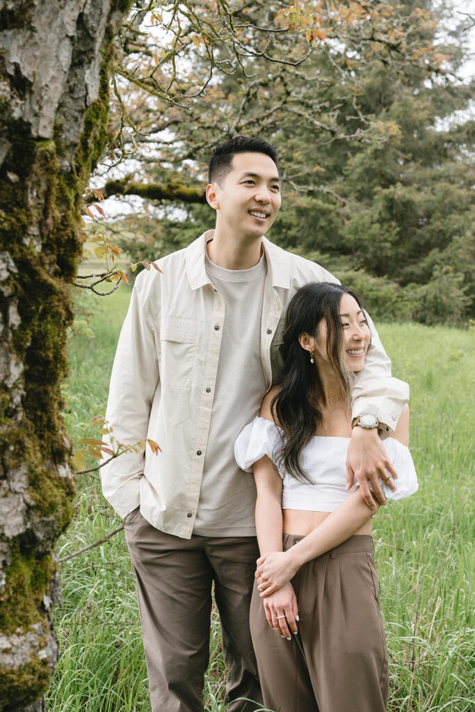 an oregon engagement photoshoot in a field
