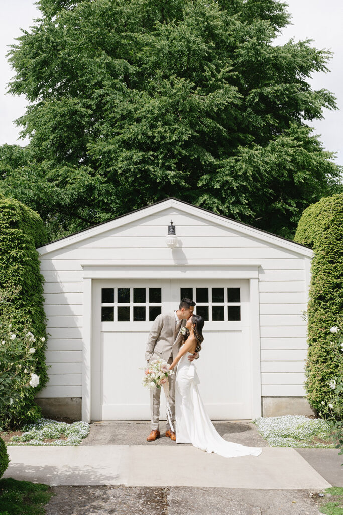 outdoor wedding photos for bride and groom