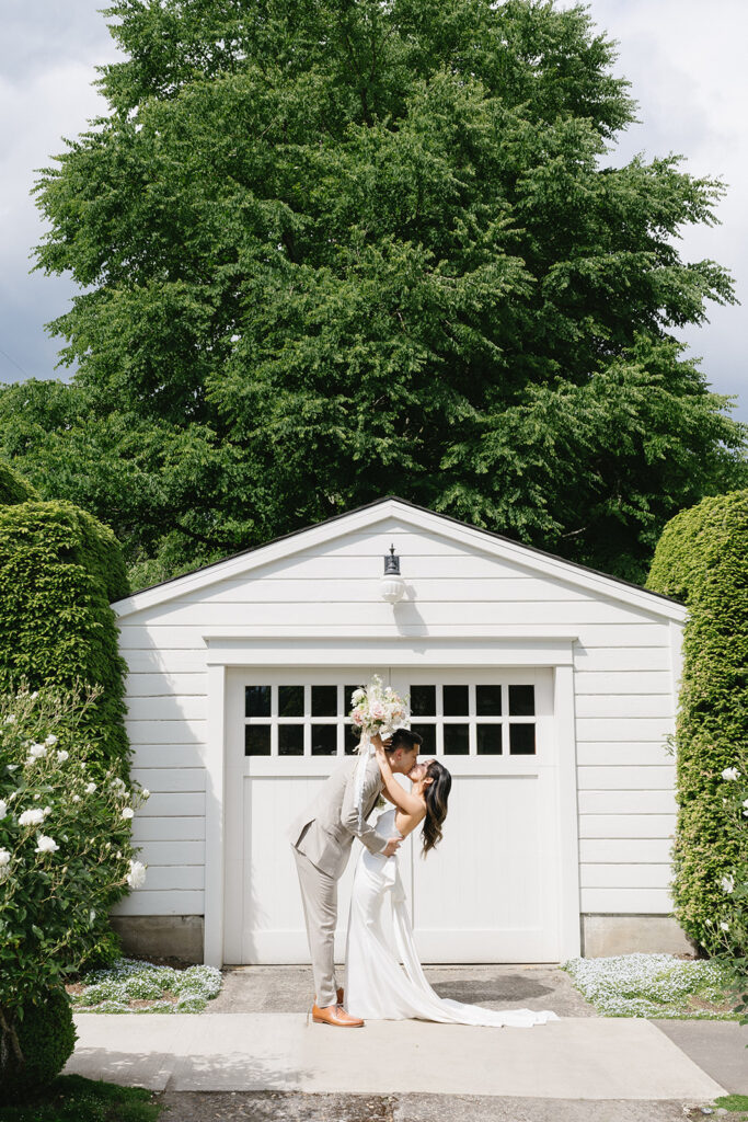 outdoor wedding photos for bride and groom