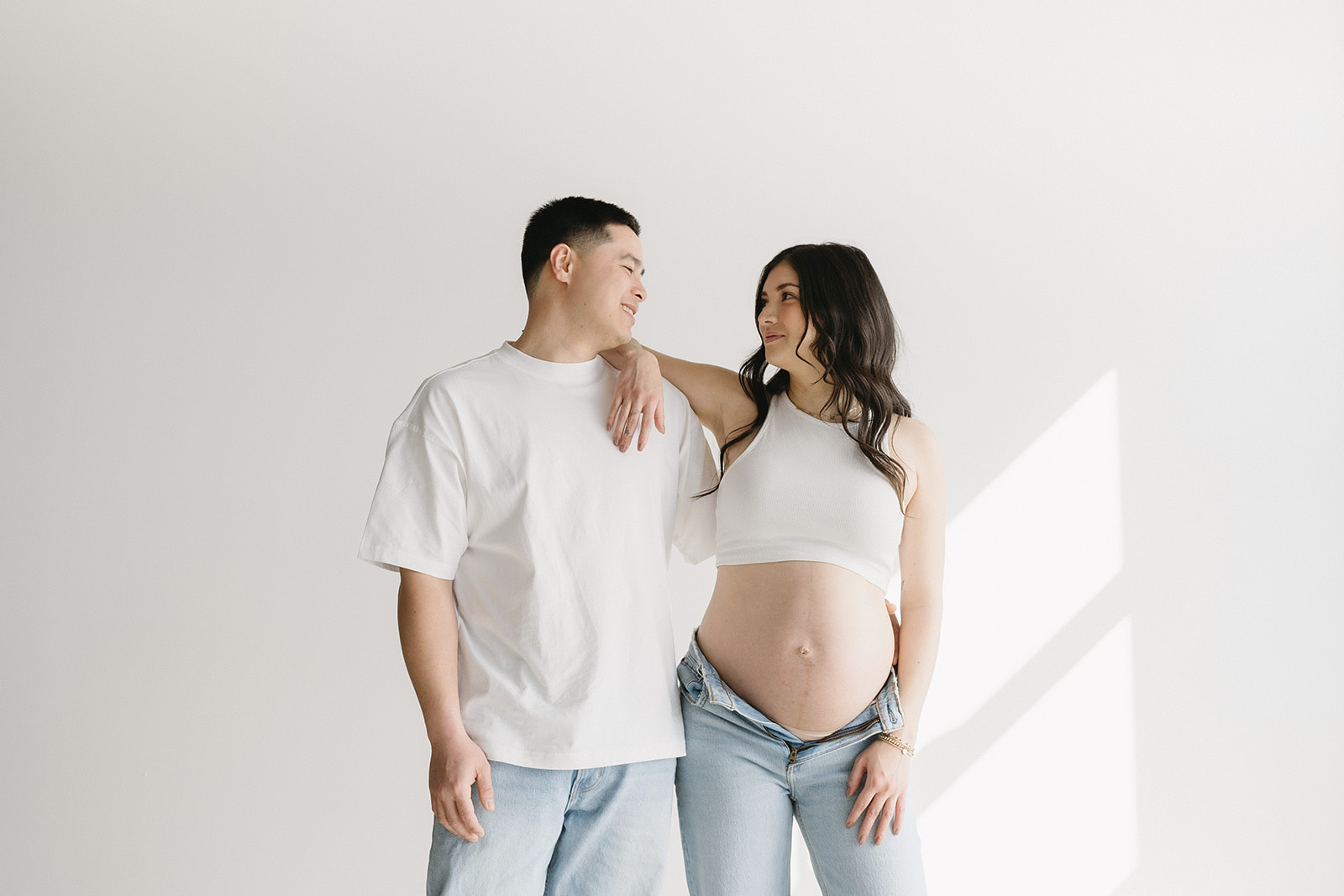 couple posing for maternity photos