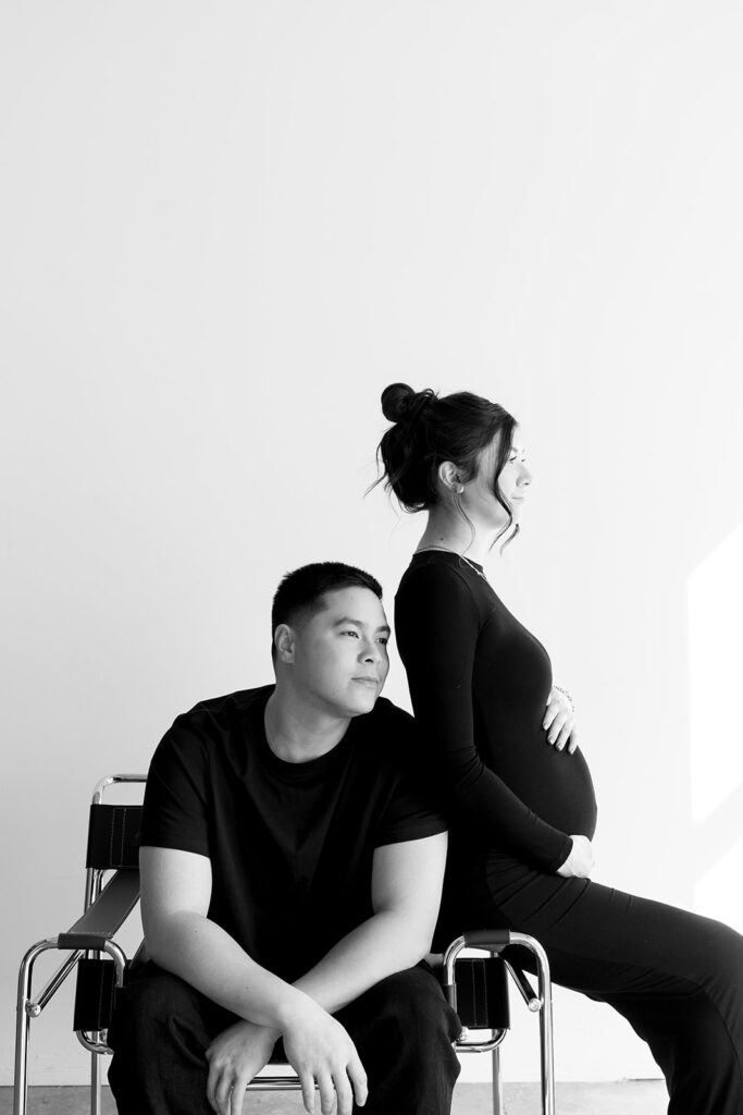 couple posing for maternity photos
