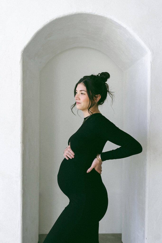 couple posing for maternity photos
