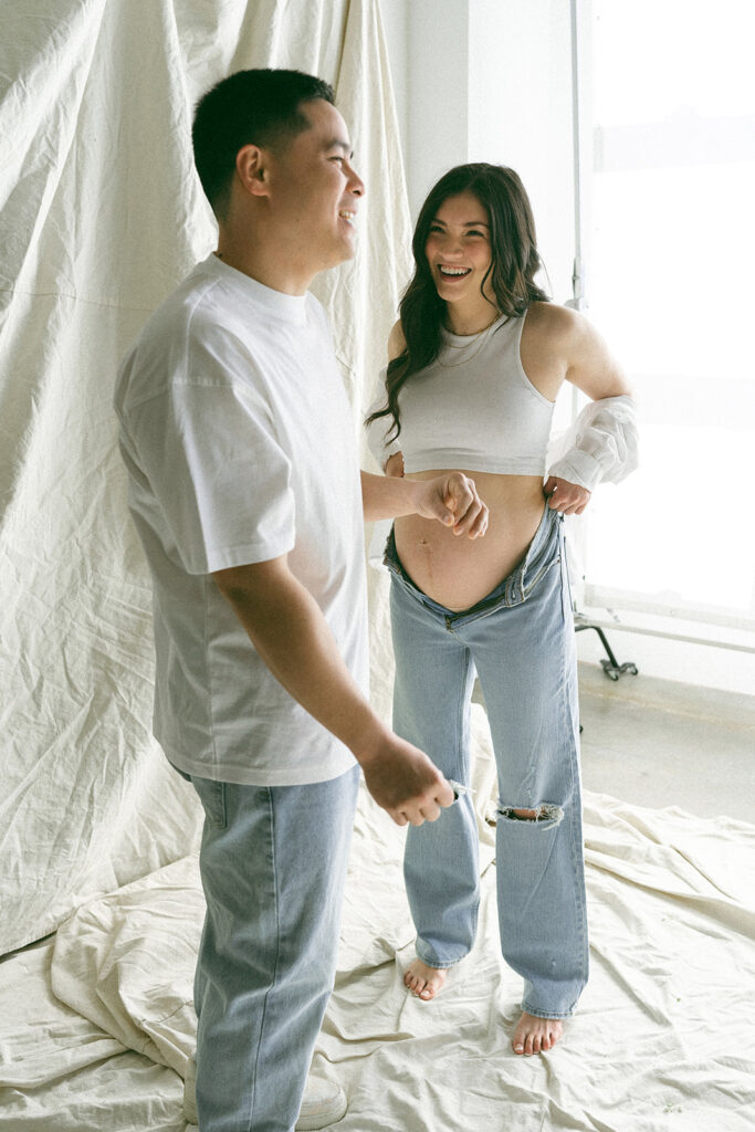 couple posing for maternity photos
