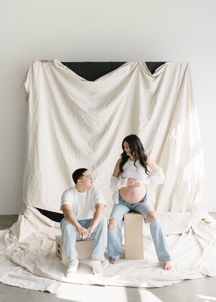 couple posing for maternity photos
