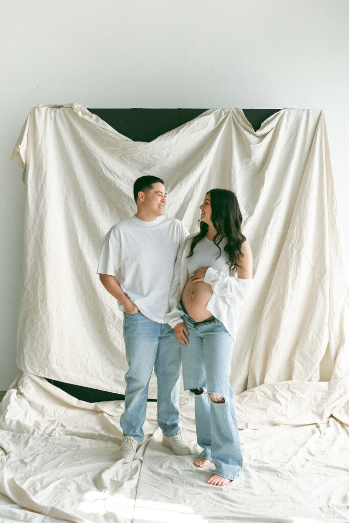 couple posing for maternity photos
