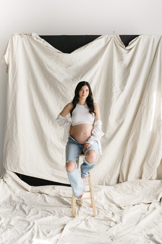 couple posing for maternity photos
