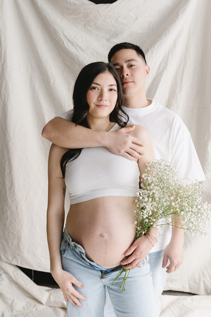 couple posing for maternity photos
