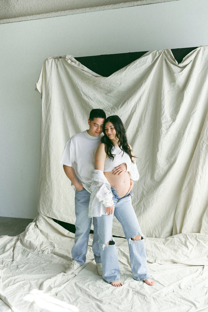 couple posing for maternity photos
