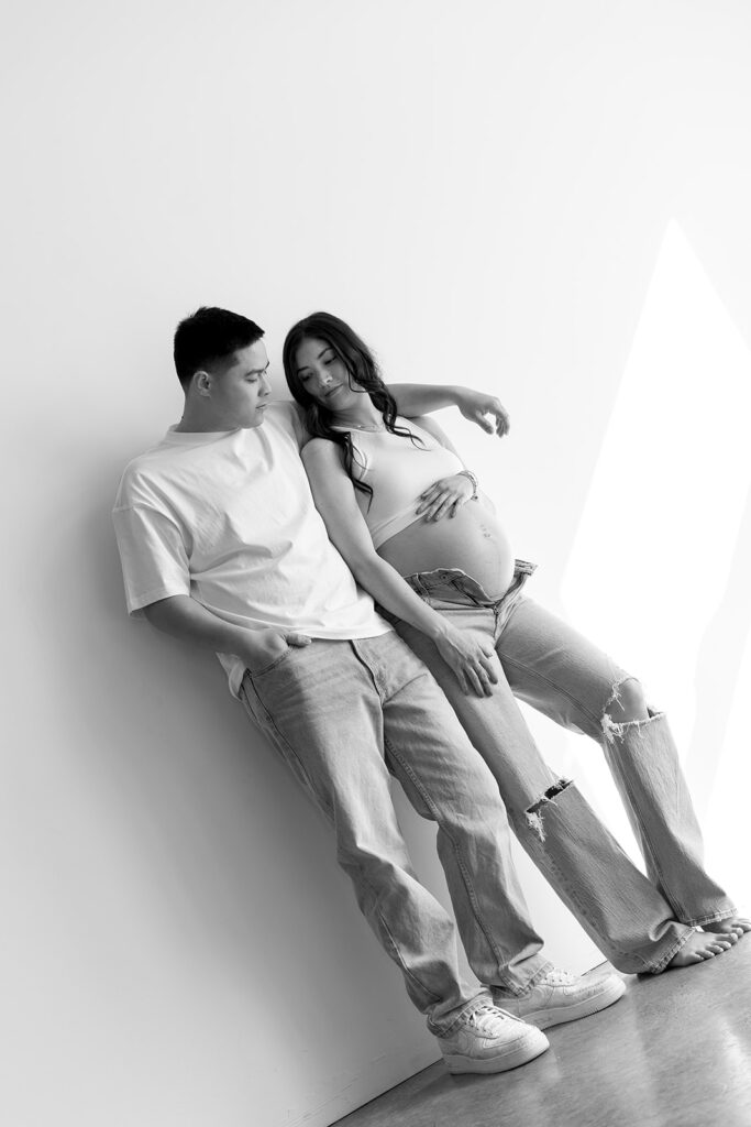 couple posing for maternity photos
