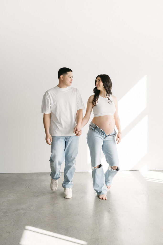 couple posing for maternity photos
