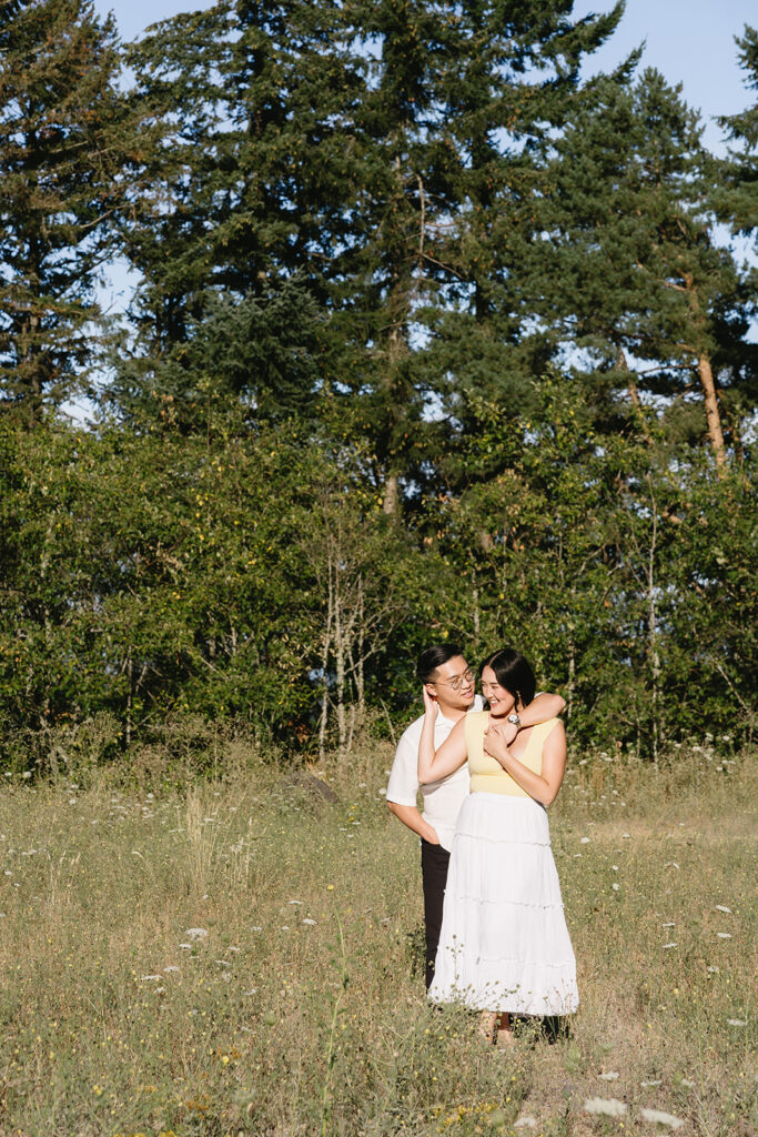 portland engagement photos in a field
