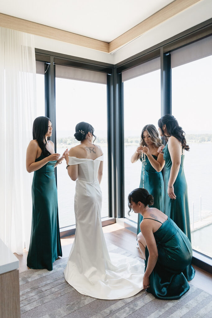 bridal party getting ready