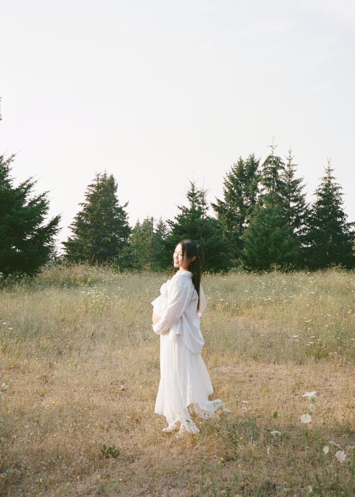 a romantic summer maternity shoot in Oregon
