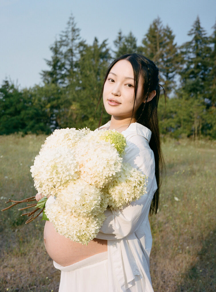 a maternity photoshoot in a field in oregon
