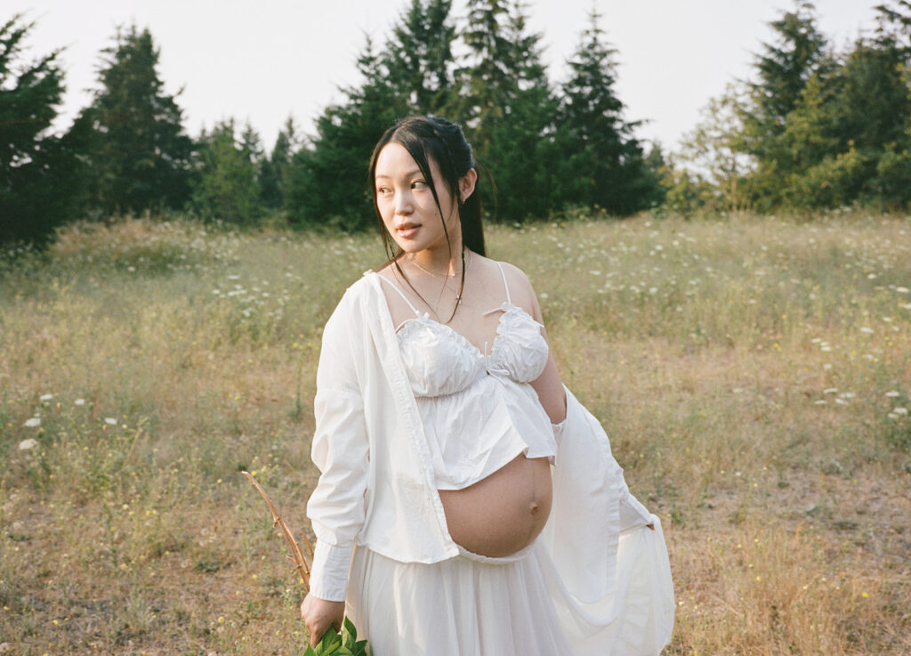 a summer maternity session surrounded by wildflowers in oregon
