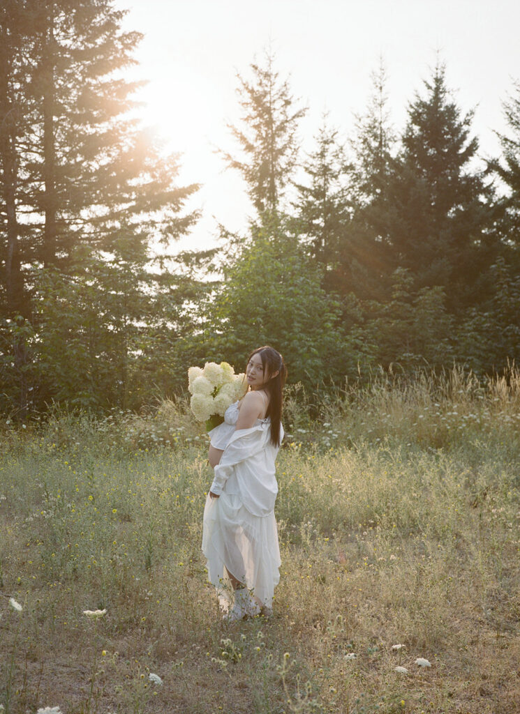 a summer maternity session surrounded by wildflowers in oregon
