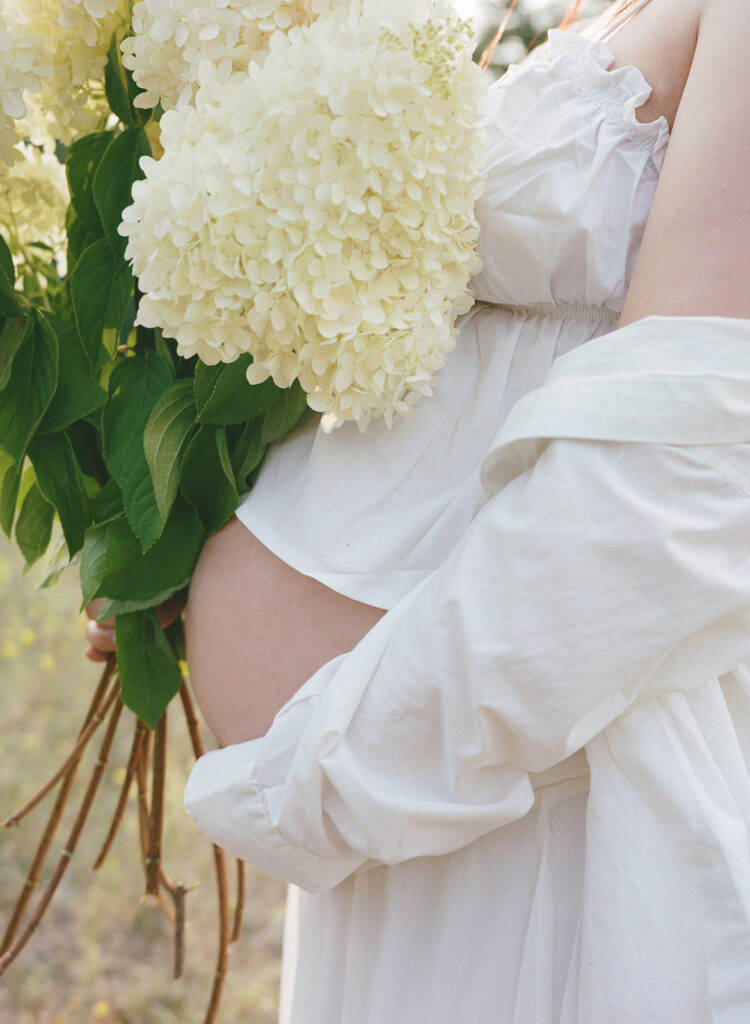 a romantic summer maternity shoot in Oregon
