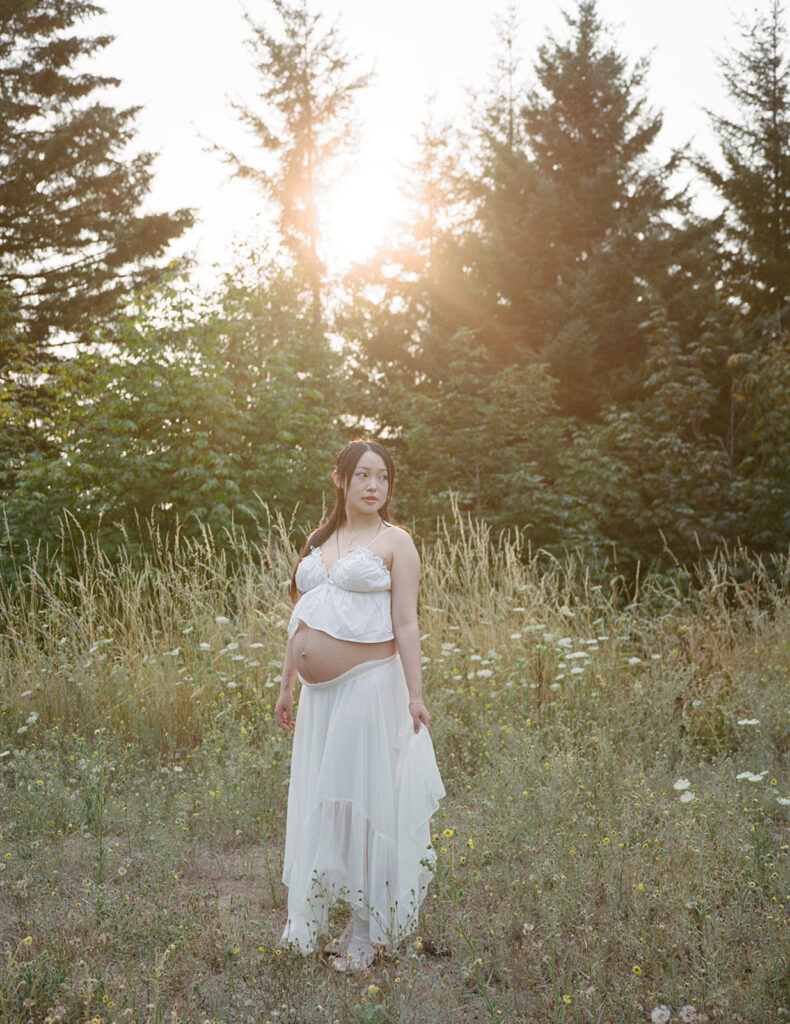 a romantic summer maternity shoot in Oregon
