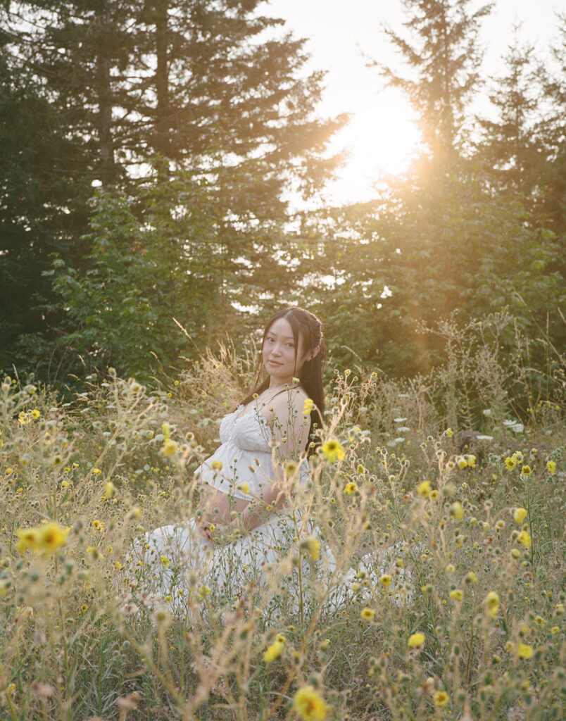 a romantic summer maternity shoot in Oregon
