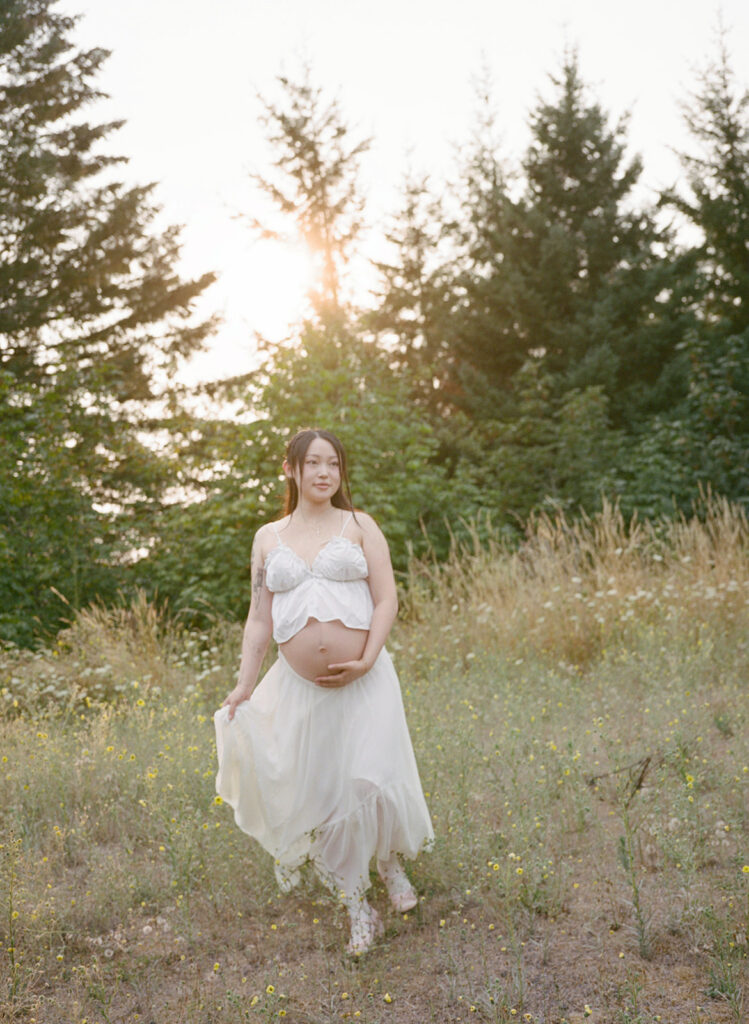 a romantic summer maternity shoot in Oregon
