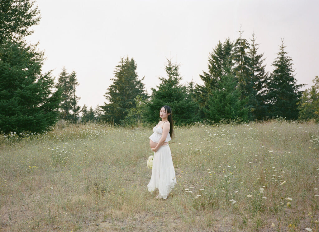 a romantic summer maternity shoot in Oregon
