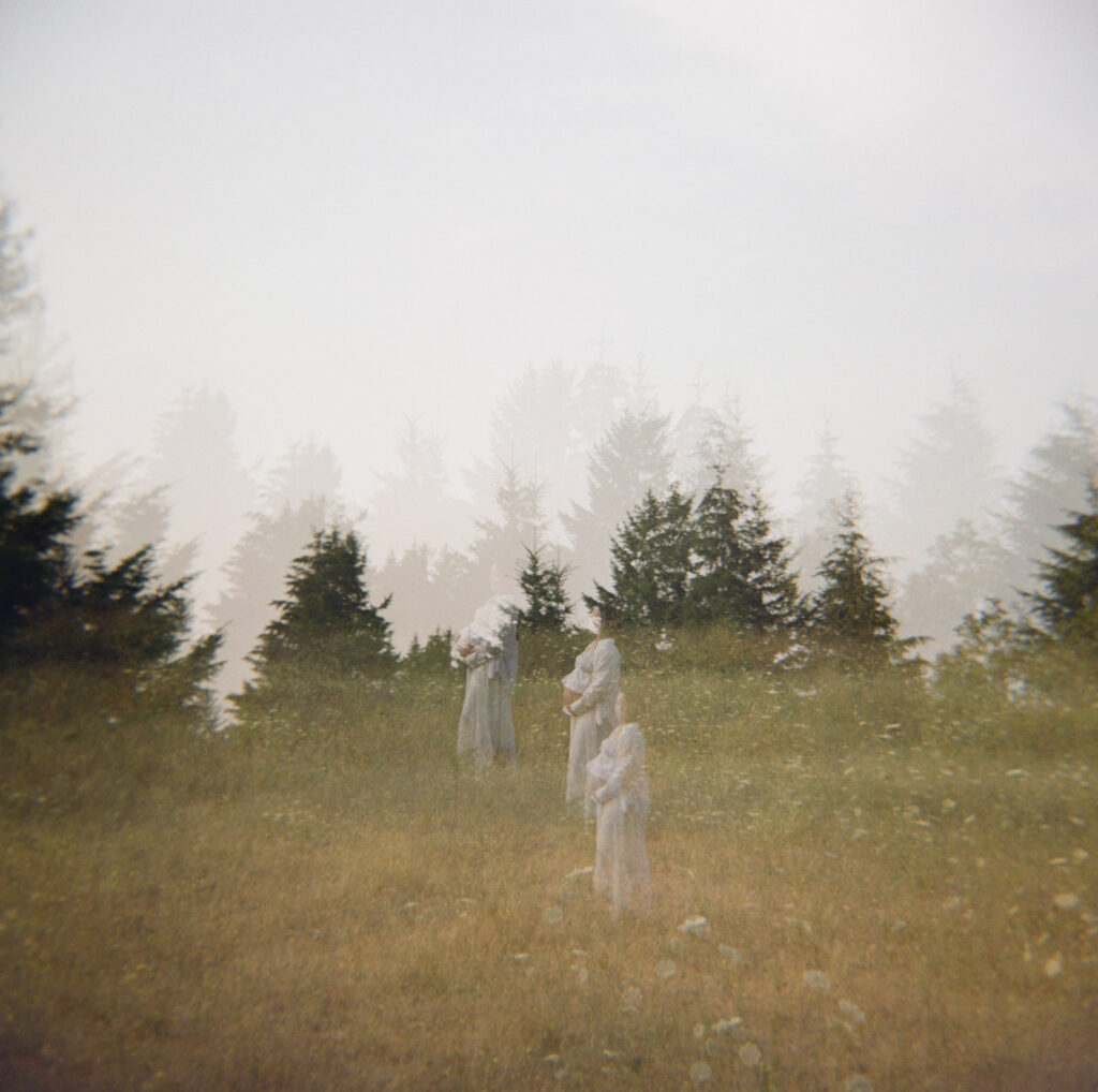 a romantic summer maternity shoot in Oregon
