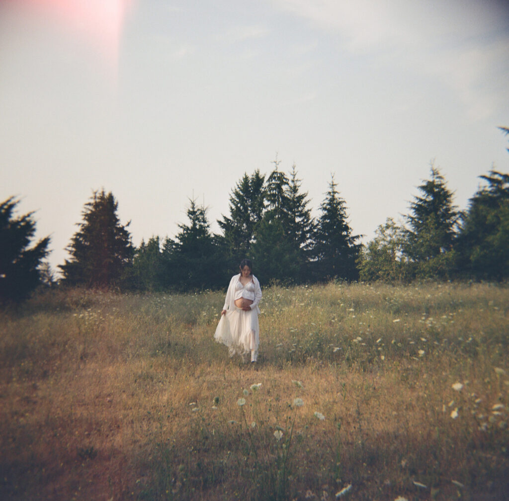 a romantic summer maternity shoot in Oregon
