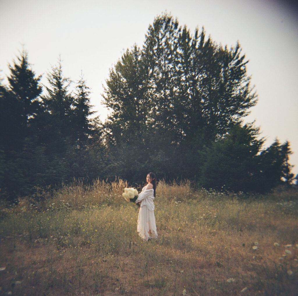 a maternity photoshoot in a field in oregon
