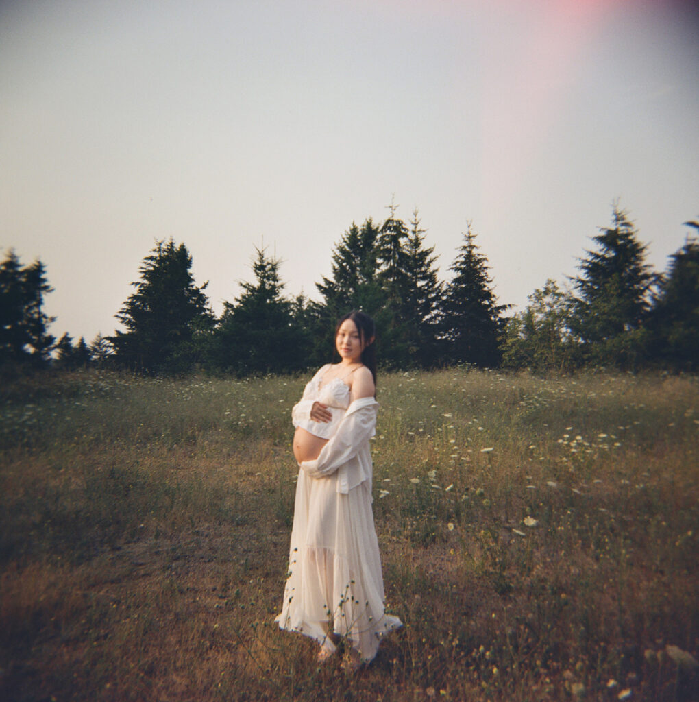 a maternity photoshoot in a field in oregon
