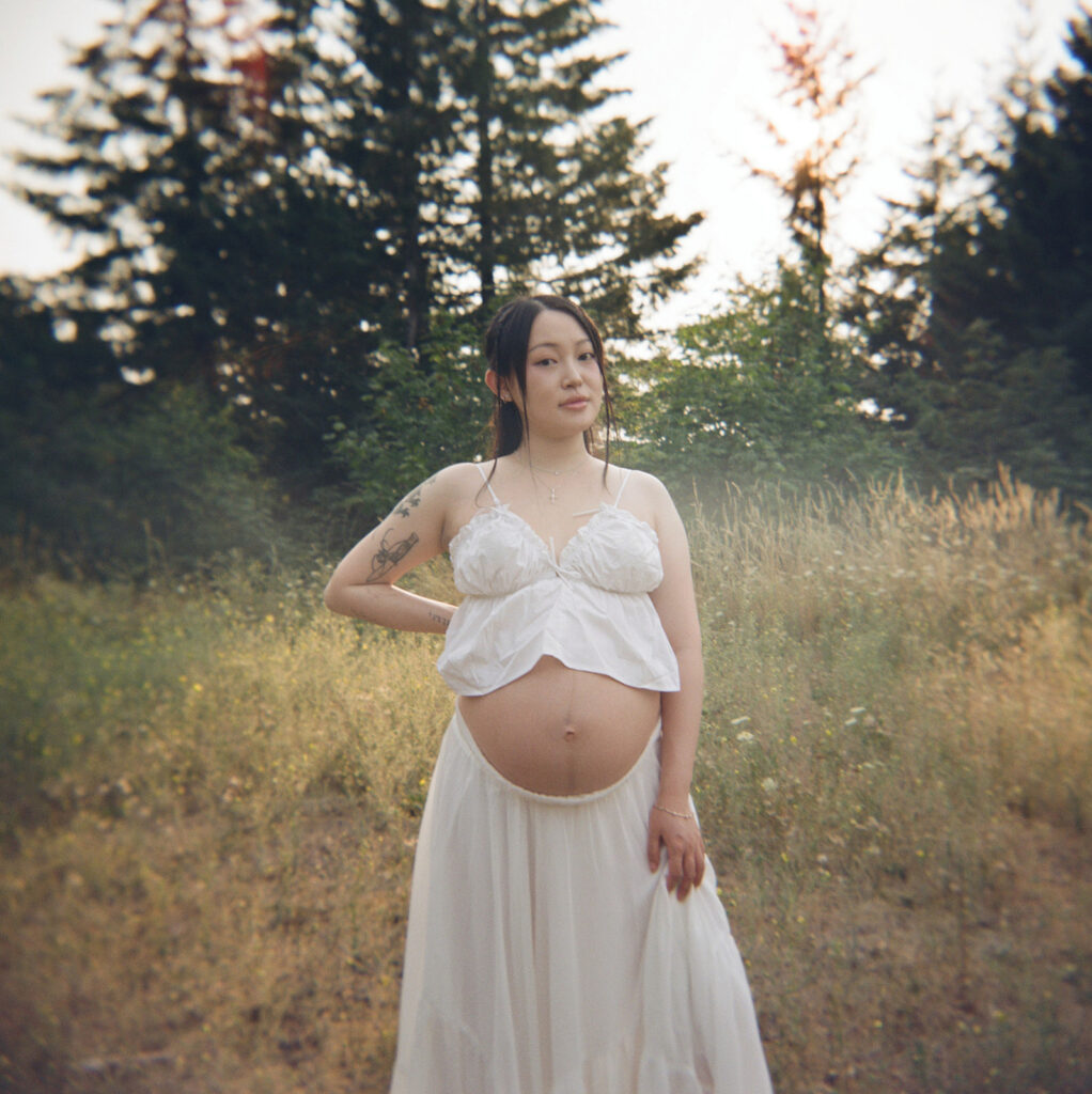 a maternity photoshoot in a field in oregon
