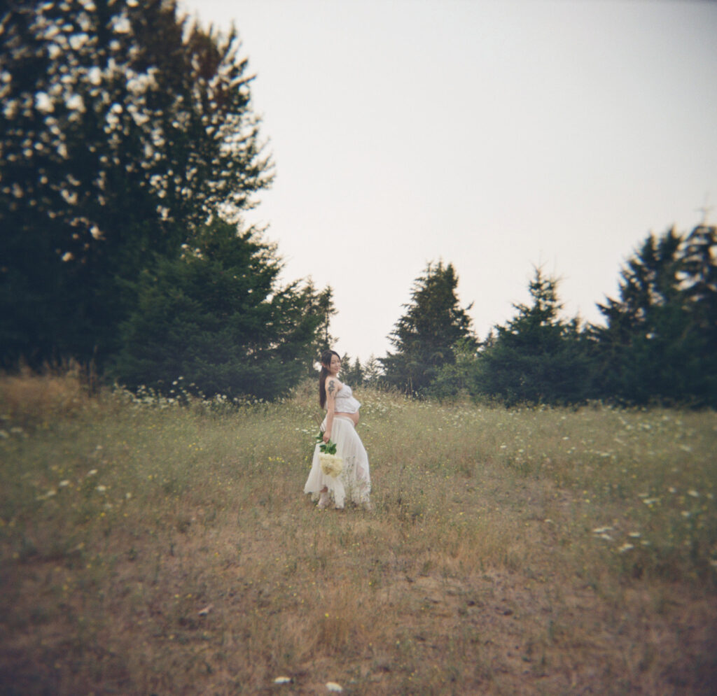 a maternity photoshoot in a field in oregon
