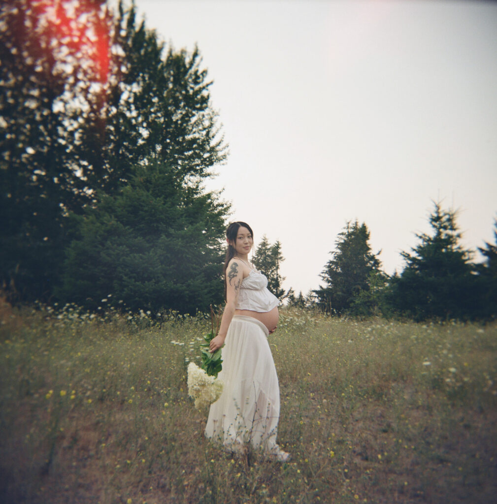 a maternity photoshoot in a field in oregon
