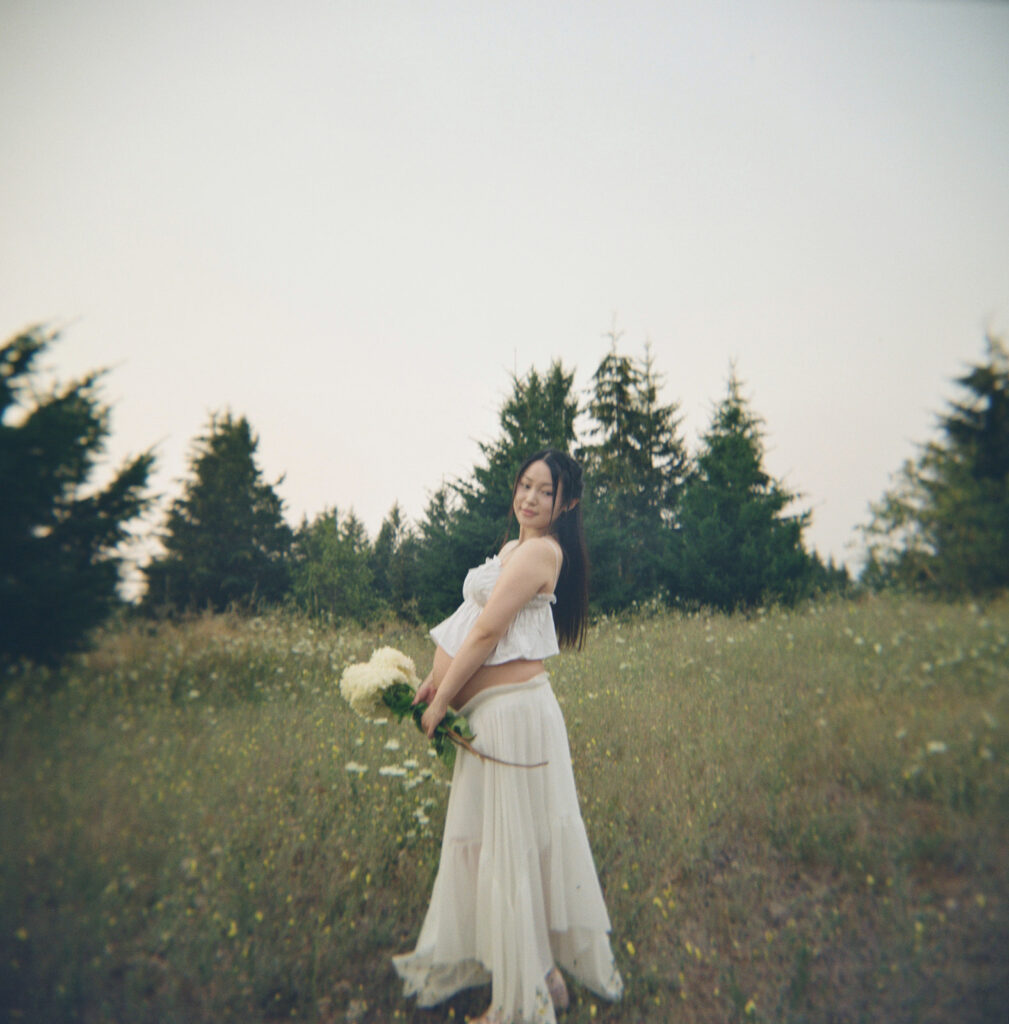 a romantic summer maternity shoot in Oregon
