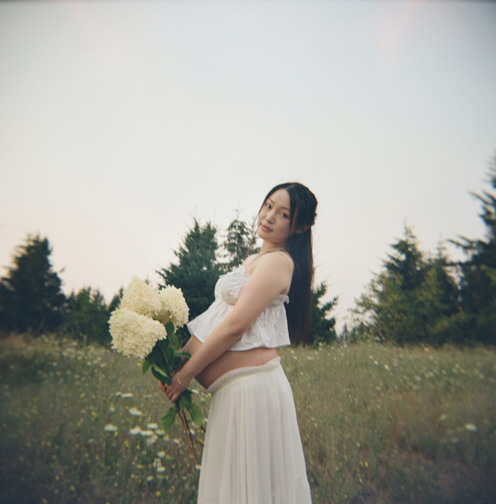 a maternity photoshoot in a field in oregon
