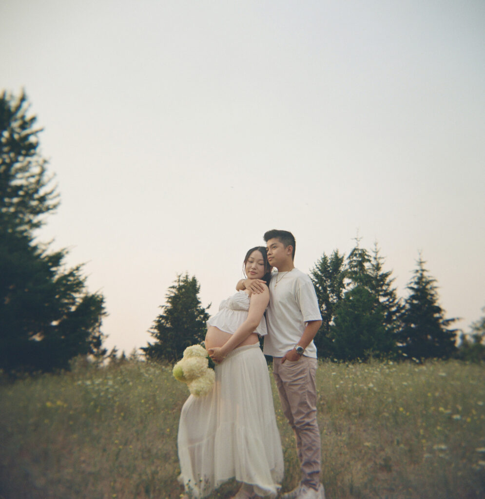 a maternity photoshoot in a field in oregon
