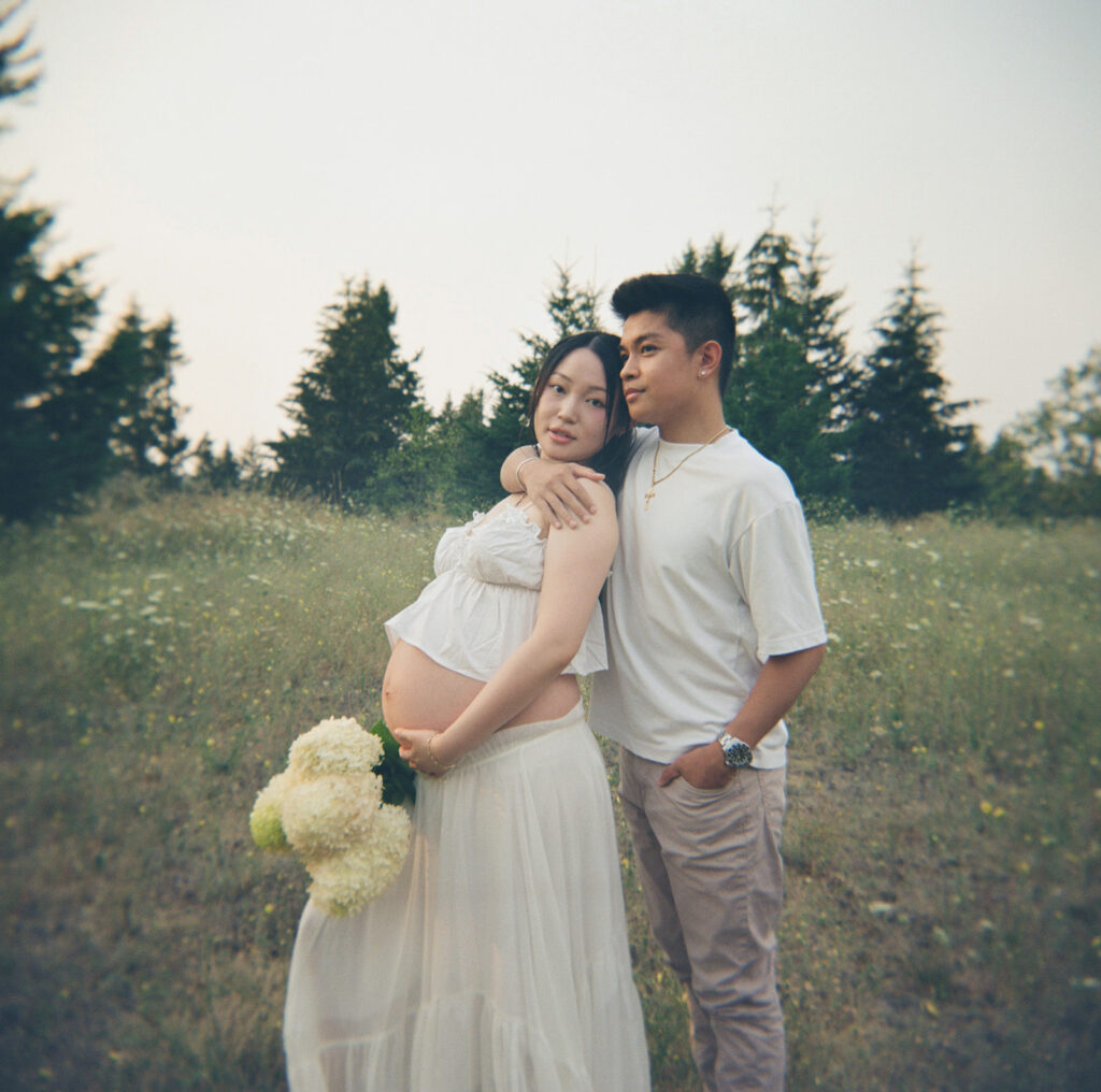 a maternity photoshoot in a field in oregon
