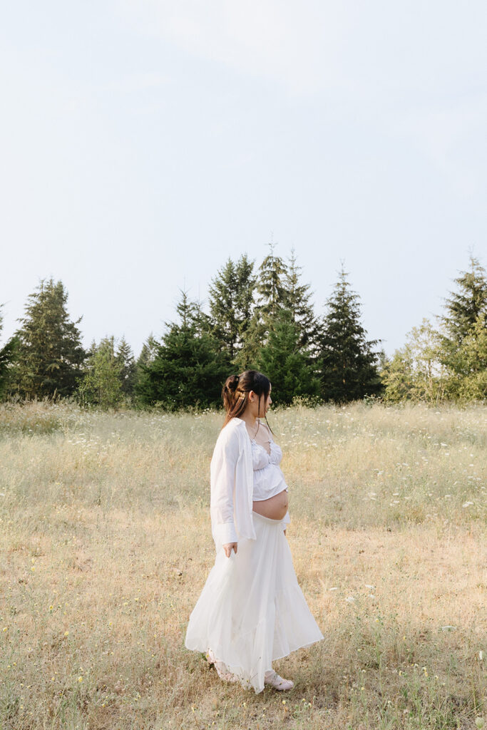 a couple posing for their maternity photos in oregon
