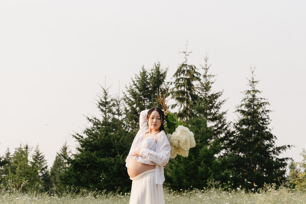 a summer maternity session surrounded by wildflowers in oregon
