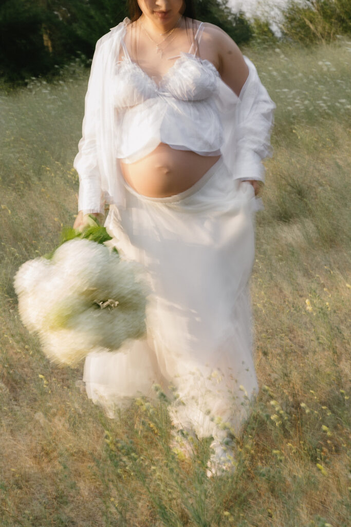 a summer maternity session surrounded by wildflowers in oregon
