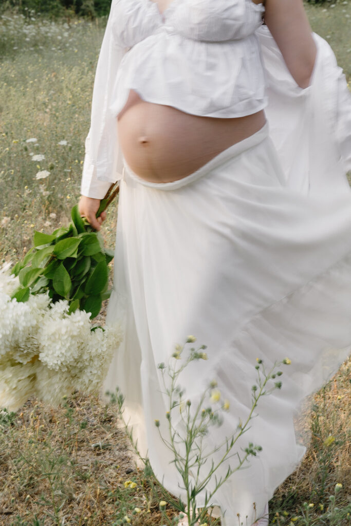 a summer maternity session surrounded by wildflowers in oregon
