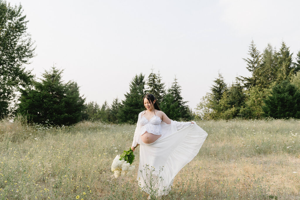 a summer maternity session surrounded by wildflowers in oregon
