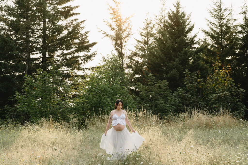 a summer maternity session surrounded by wildflowers in oregon
